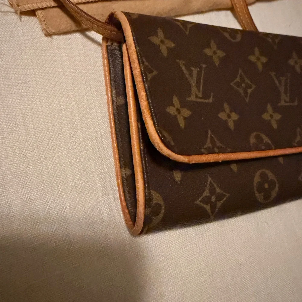 Louis Vuitton Brown Monogram Crossbody Wallet - Picture 2 of 16